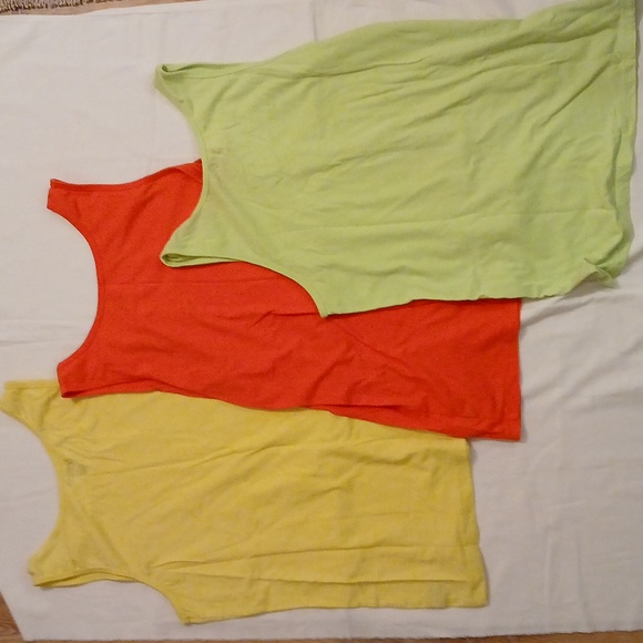 Arizona Jeans Co. Set Of 3 Tanks. - Picture 5 of 5